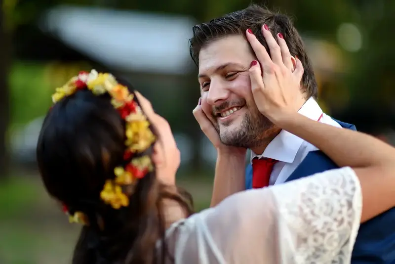 Inicio Fotografía profesional de bodas - servicio de video y foto para eventos sociales
mirándose con ternura bajo una iluminación cálida, rodeados de un entorno romántico que resalta la magia del momento