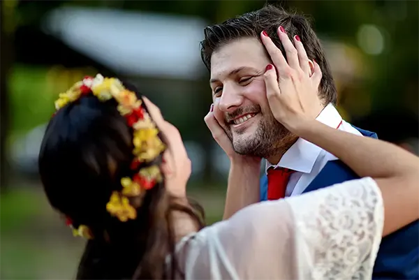 Inicio Fotografía profesional de bodas - servicio de video y foto para eventos sociales
mirándose con ternura bajo una iluminación cálida, rodeados de un entorno romántico que resalta la magia del momento
